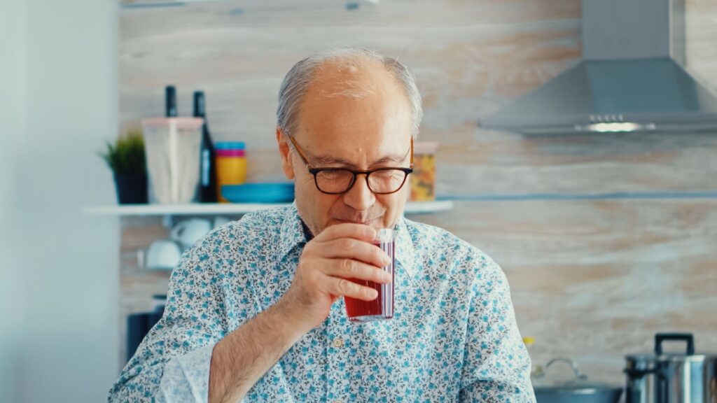 Neue Methode enthüllt: Das senkt Harnsäure bei Gicht natürlich 11 authentic senior man on online video call 2025 02 20 06 17 47 utc