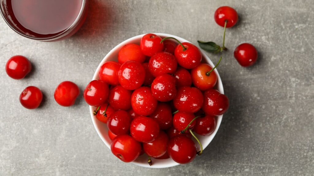 Neue Methode enthüllt: Das senkt Harnsäure bei Gicht natürlich 10 bowl with red cherry and glass of juice on gray ta 2025 03 25 22 13 20 utc