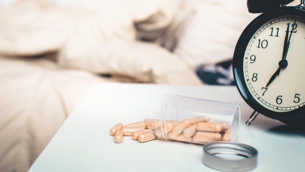 So habe ich meine Schlafprobleme bekämpft: Natürliche Lösung ohne Schlaftabletten 14 insomnia concept sleeping pills on top of a night 2025 03 06 09 36 46 utc