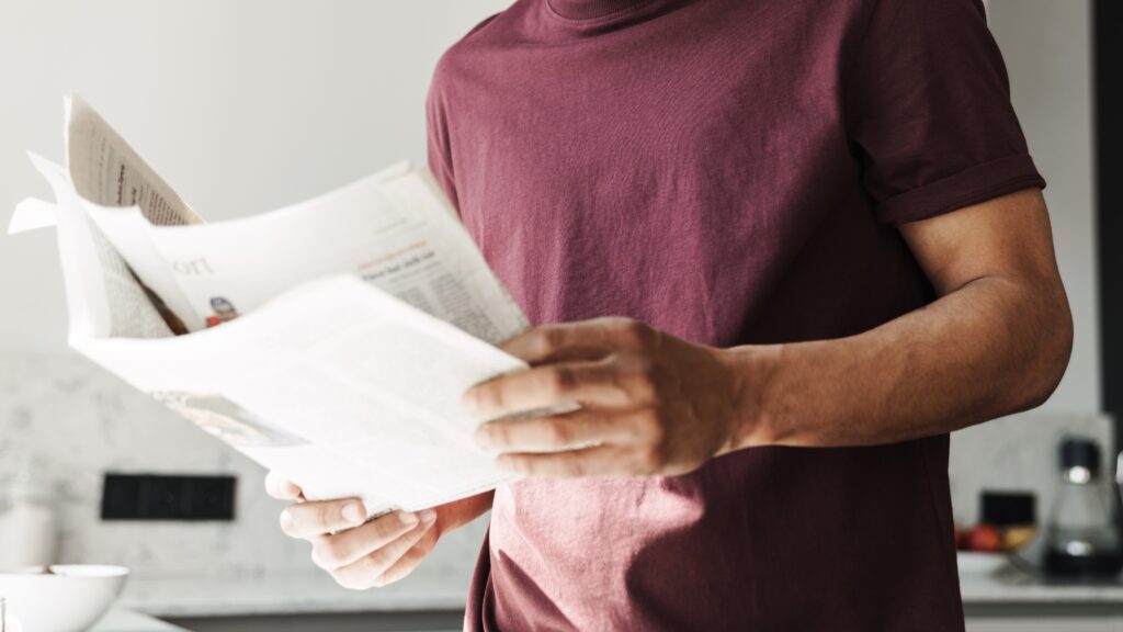 So habe ich meine Schlafprobleme bekämpft: Natürliche Lösung ohne Schlaftabletten 17 photo of concentrated african american man reading 2025 02 14 22 24 19 utc